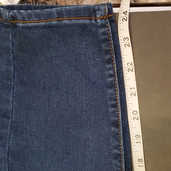 Tahari Capri Jeans 2 pair Size 8/29.  Price is for both together. - Picture 6 of 9